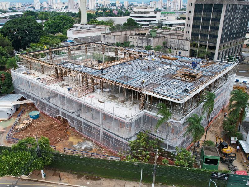Imagens aéreas de obra em construção